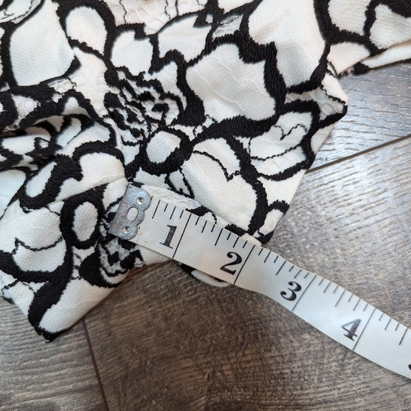 Express Size 2 Shorts Black Floral Embroidered Flowers Ivory Hot Dress - Picture 4 of 6